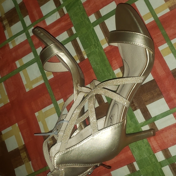 New Life Stride soft system flex heels. (2.75 inches) size 10 - Picture 4 of 7